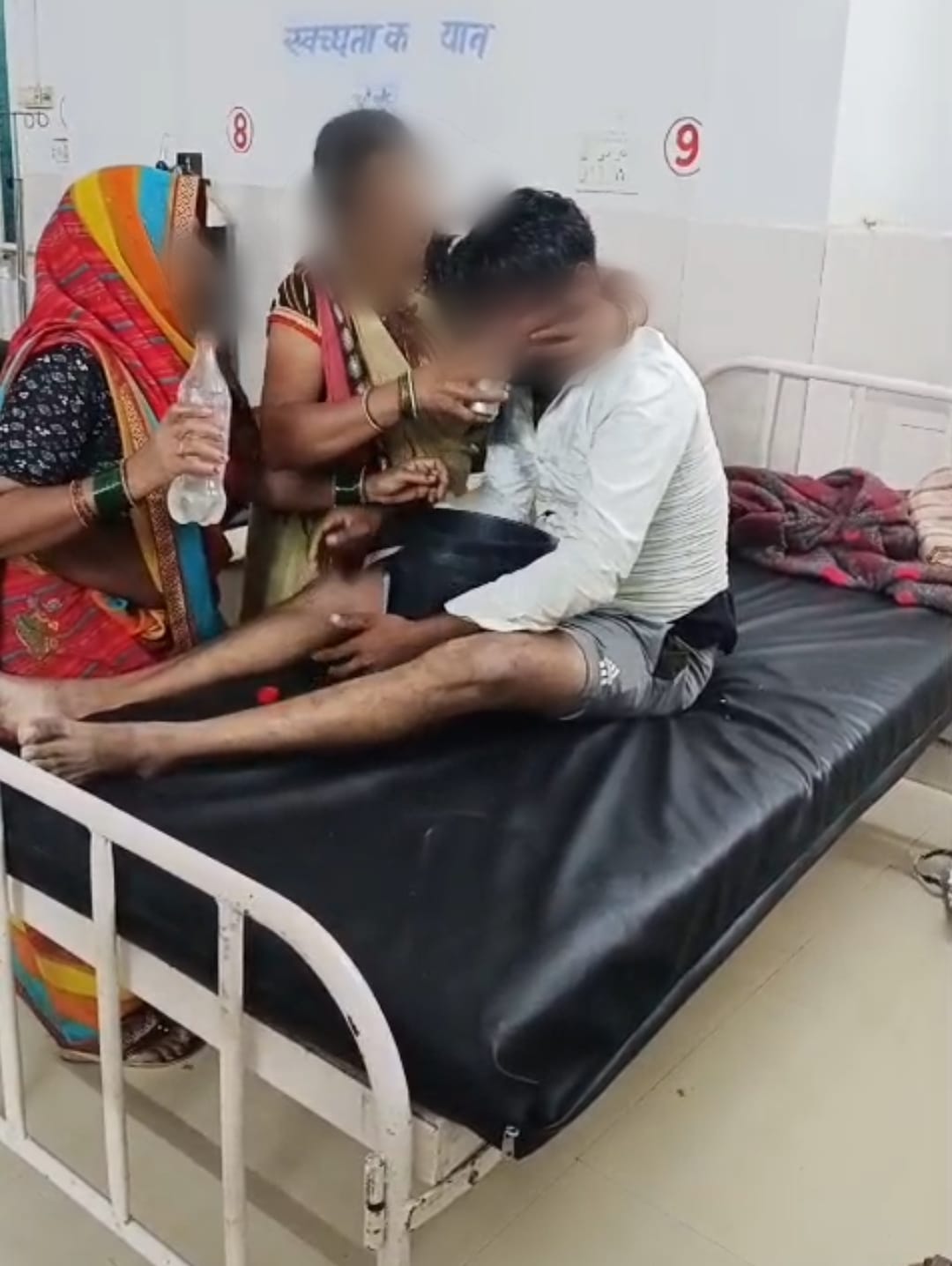 सागर के थाना रहली क्षेत्र में अज्ञातकारणों से अवसादग्रस्त 35 वर्षीय व्यक्ति ने किया जहरीले पदार्थ का सेवन, डायल-112 जवानों ने एफ़ आर व्ही वाहन से पहुँचाया अस्पताल। 